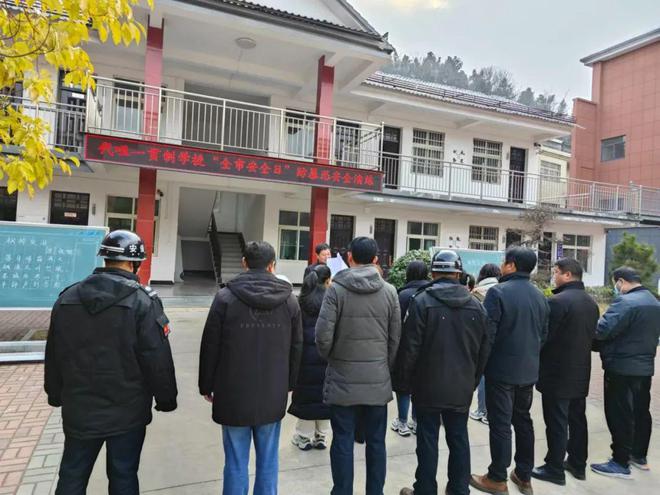 筑牢安全防线 共建平安校园 新县新集镇代咀九年一贯制学校开展反恐防暴应急演练活动(图1)