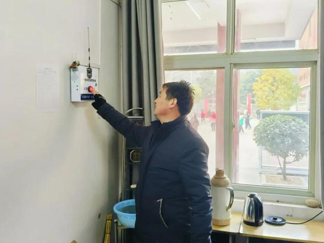 筑牢安全防线 共建平安校园 新县新集镇代咀九年一贯制学校开展反恐防暴应急演练活动(图5)