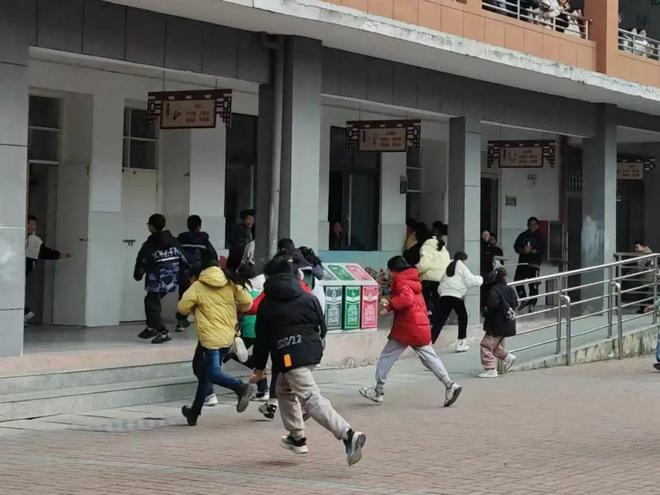 筑牢安全防线 共建平安校园 新县新集镇代咀九年一贯制学校开展反恐防暴应急演练活动(图6)