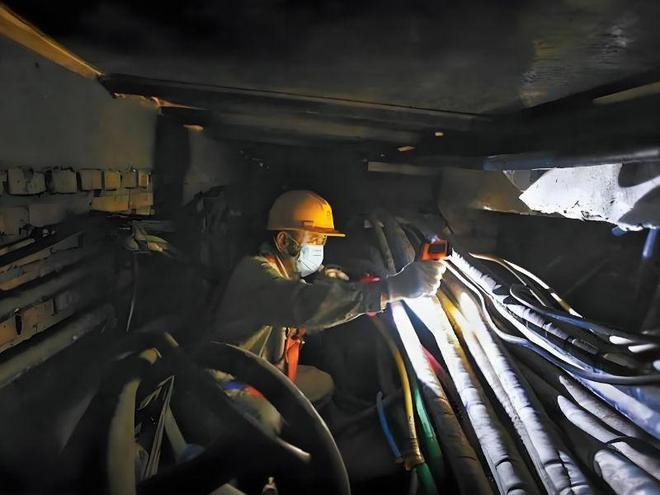 有限空间作业安全新选择：防爆布控球互联互通气体检测仪应用特点(图1)