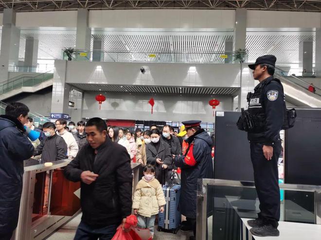 归程有光利川站派出所伴您开启春运返程新旅程(图2)