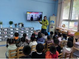 以“演”筑防护“幼”成长——大黄山中心幼儿园反恐防暴安全演练(图3)