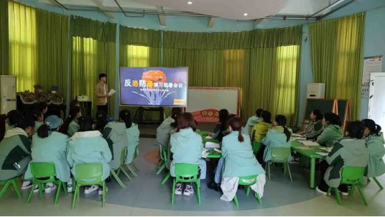 以“演”筑防护“幼”成长——大黄山中心幼儿园反恐防暴安全演练(图1)