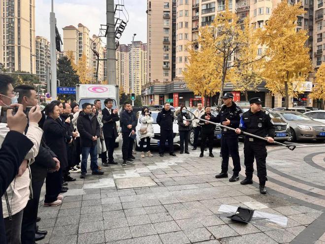 防暴演练强技能 警银联动筑平安(图1)