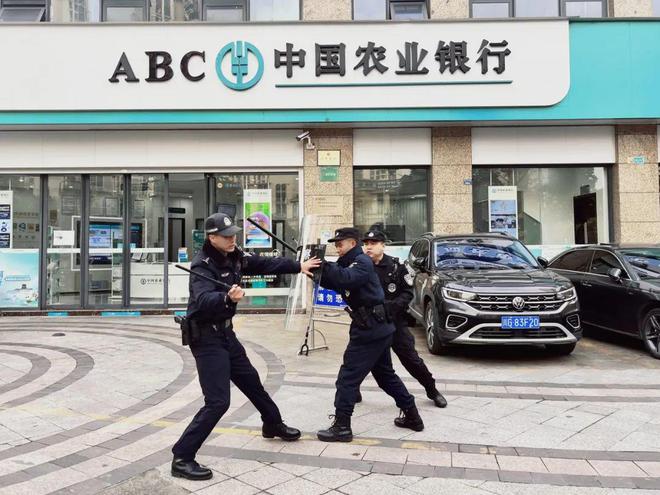 防暴演练强技能 警银联动筑平安(图2)