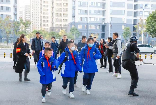 防暴防恐演练 筑牢安全防线 西安藤信学校防暴防恐演练进行时！(图1)