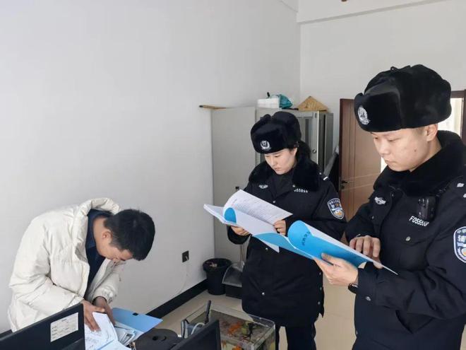 【冬季行动】全方位排查隐患 守护冬日安全防线——桦川县公安局开展重点单位安全检查(图1)