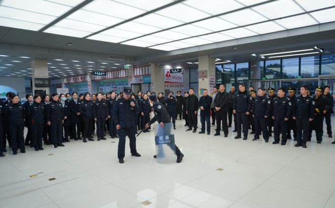 信阳市政务大数据中心、信阳市公安局行政审批服务科（公安专区）联合开展防暴应急处突培训活动(图1)