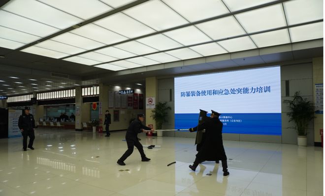 信阳市政务大数据中心、信阳市公安局行政审批服务科（公安专区）联合开展防暴应急处突培训活动(图2)