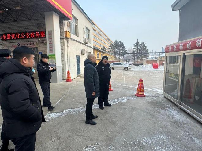 东城街道联合向阳派出所开展节前安全排查(图1)