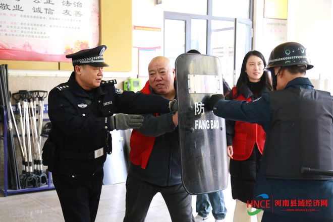 商丘市梁园区前进小学开展反恐防暴演练活动(图2)