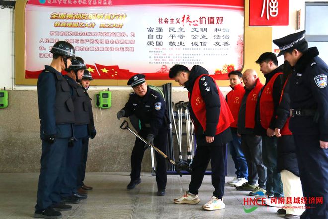 商丘市梁园区前进小学开展反恐防暴演练活动(图1)