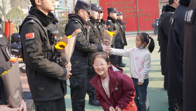 淮阴师范学院第一附属小学：警营开放展风采 反恐教育润童心(图7)