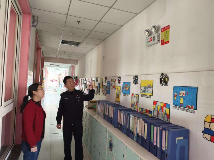 桓台县唐山镇实验幼儿园迎接派出所校园安全专项检查(图1)
