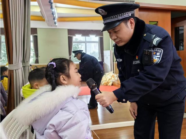 宜宾临港第一幼儿园：民警助力校园安全 共筑新学期安全防线(图1)