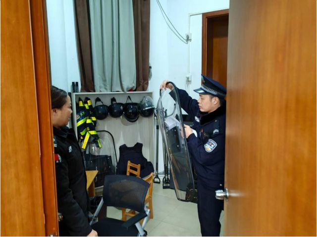 宜宾临港第一幼儿园：民警助力校园安全 共筑新学期安全防线(图2)