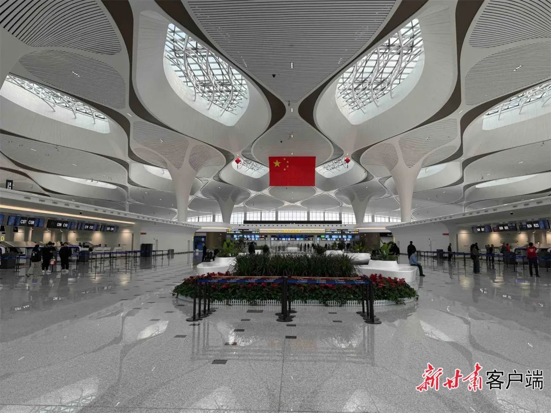 深圳安检机器人地铁站上岗执勤(图1)