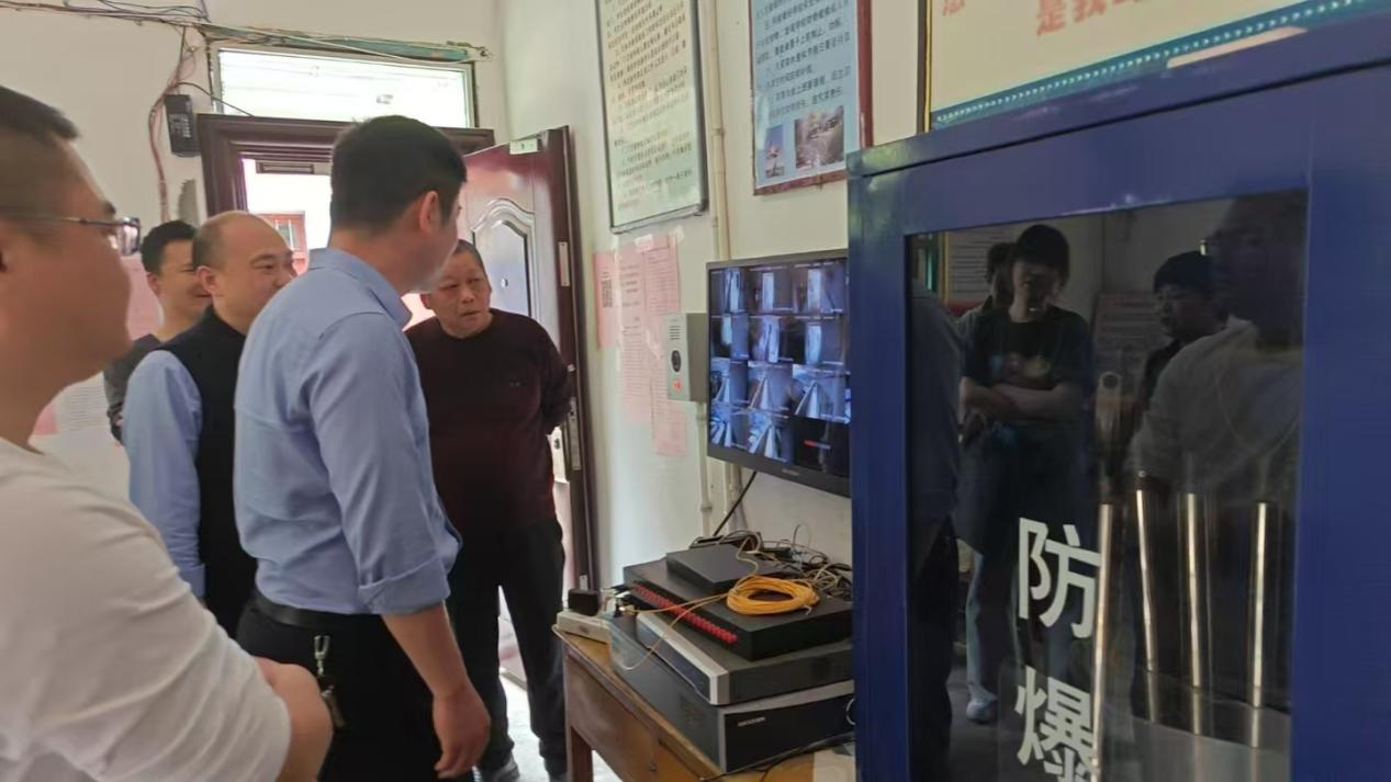 乐安县政法委领导一行深入谷岗中学全面检测门卫室安全设备(图1)