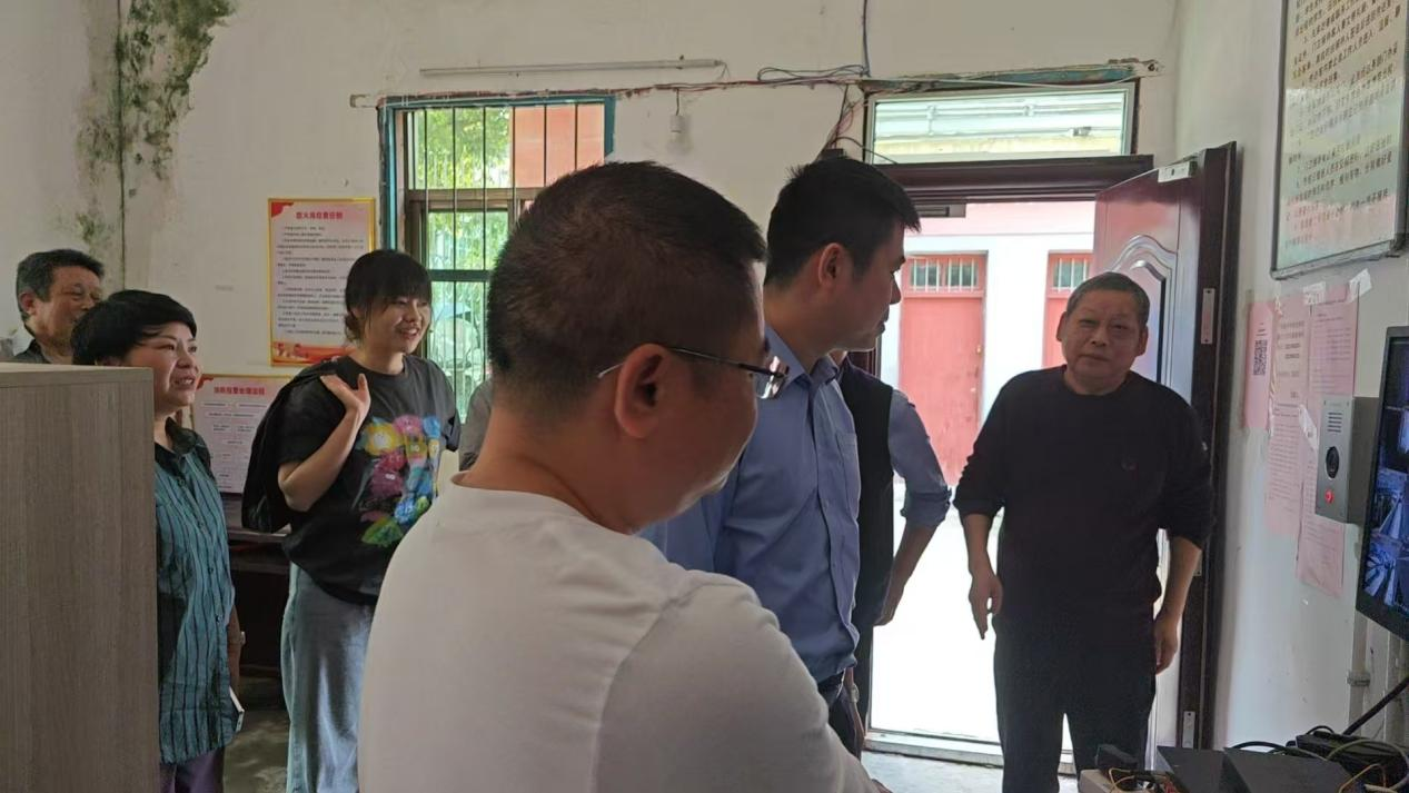 乐安县政法委领导一行深入谷岗中学全面检测门卫室安全设备(图2)
