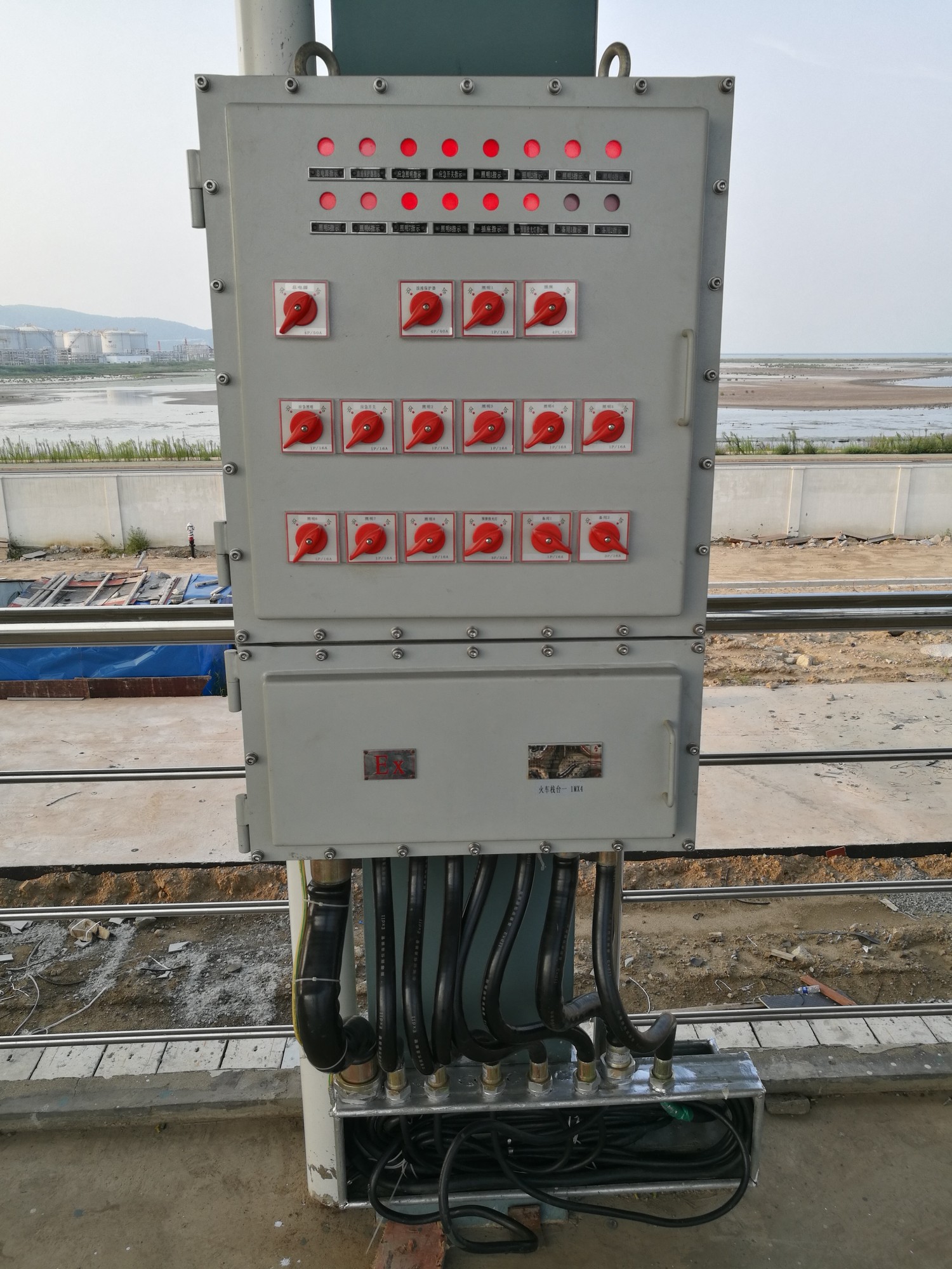 石化行业数字化转型新利器：大核桃防爆手机如何提升安全与效率(图1)
