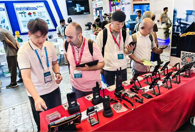 现场直击2025 cippe中国石化展！遨游防爆手机引爆互动热潮(图2)