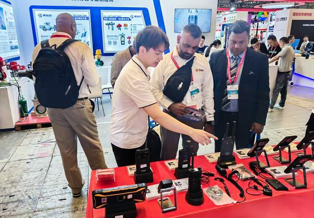 现场直击2025 cippe中国石化展！遨游防爆手机引爆互动热潮(图4)