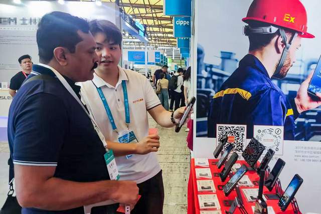 现场直击2025 cippe中国石化展！遨游防爆手机引爆互动热潮(图6)