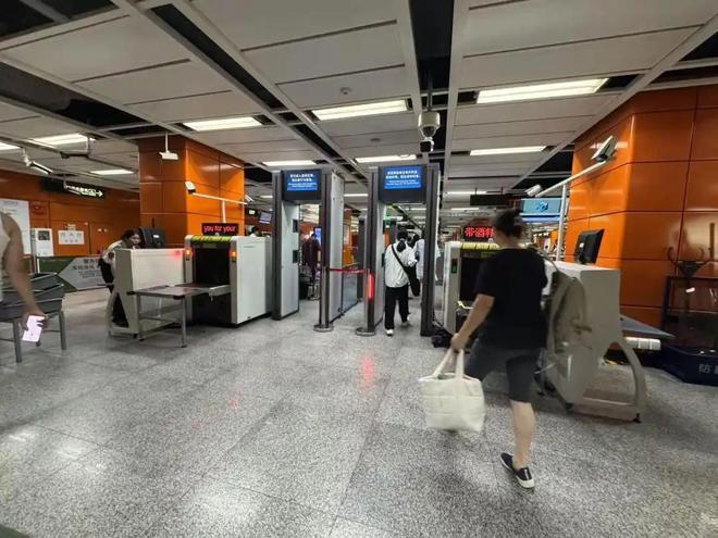 广州地铁安检出新规为城市轨道交通安全筑牢 “防护网”(图4)